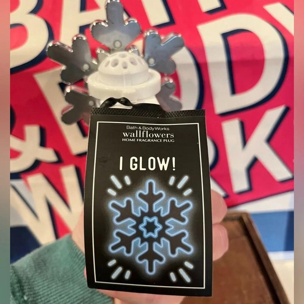Glow Snowflake Wallflower Plug: Bath & Body Works